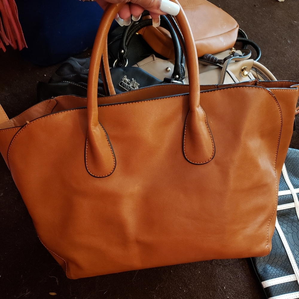 Handbags - Picture 4 of 4